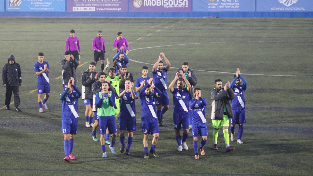 Jogadores do Perosinho agradeceram o apoio dos adeptos, depois de eliminarem o Grijó nas grandes penalidades.